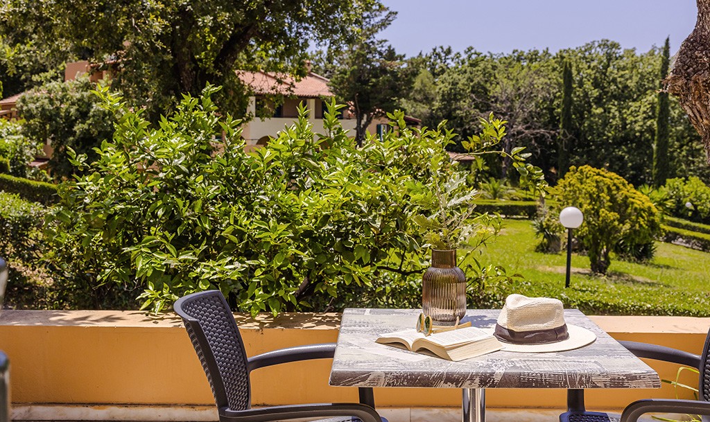 Doppel Zweibettzimmer mit Gartenblick